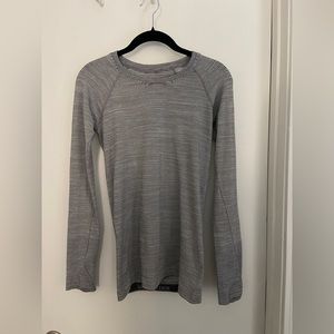 Lululemon long sleeve Tee, barely worn size 6
